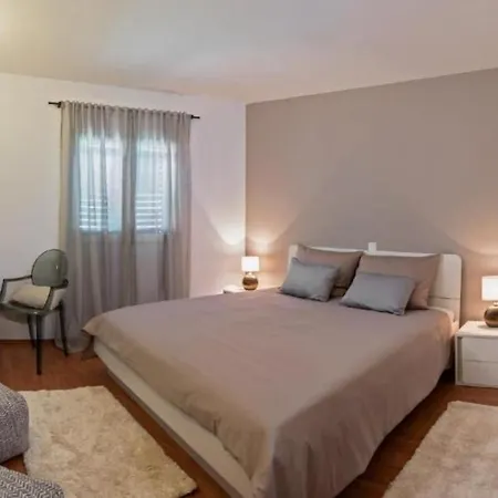 Roko - Seaside Apartment Podglavica