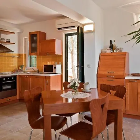 Roko - Seaside Apartment Podglavica